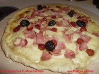 /album/galerie-de-photos/pizza-formage-peperoni-jambom-olive-texte-jpg/
